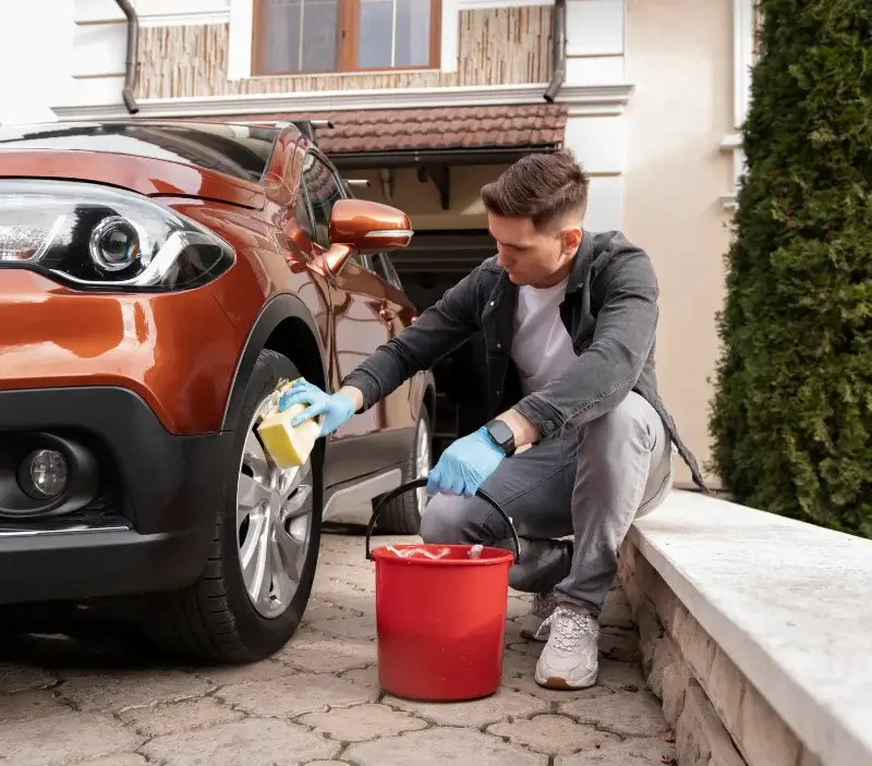 Lavage auto à domicile Cellé : professionnel intervenant sur un véhicule